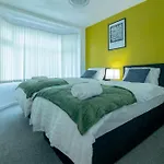 Spacious 6-Bed Home In Coventry, Warwick, West Midlands- Free Parking, Super Fast Wifi