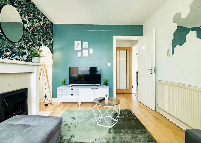 Spacious 6-Bed Home In Coventry, Warwick, West Midlands- Free Parking, Super Fast Wifi