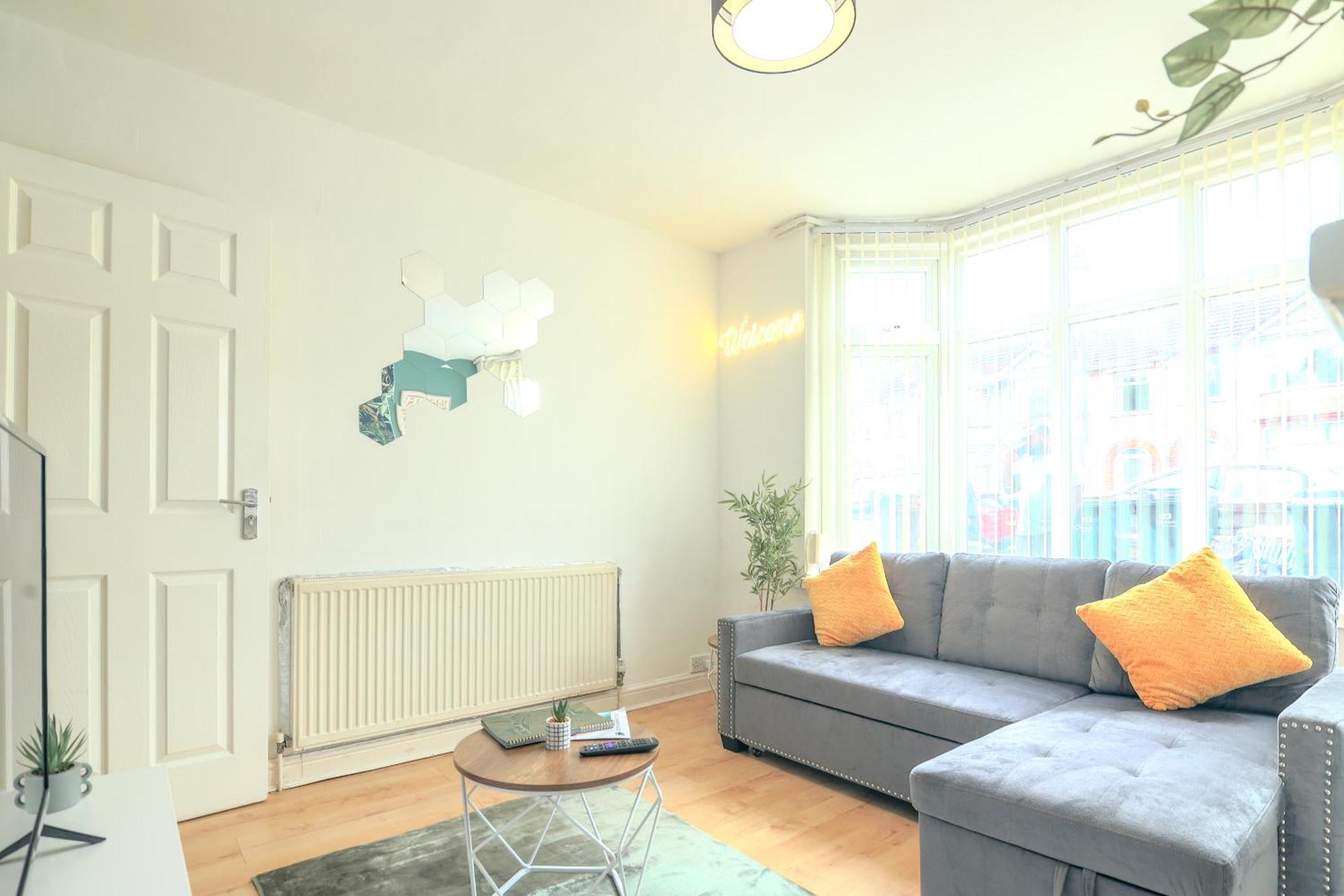 Spacious 6-bed In Coventry, Warwick, West Midlands- Free Parking, Super Fast Wifi Holiday home Coventry