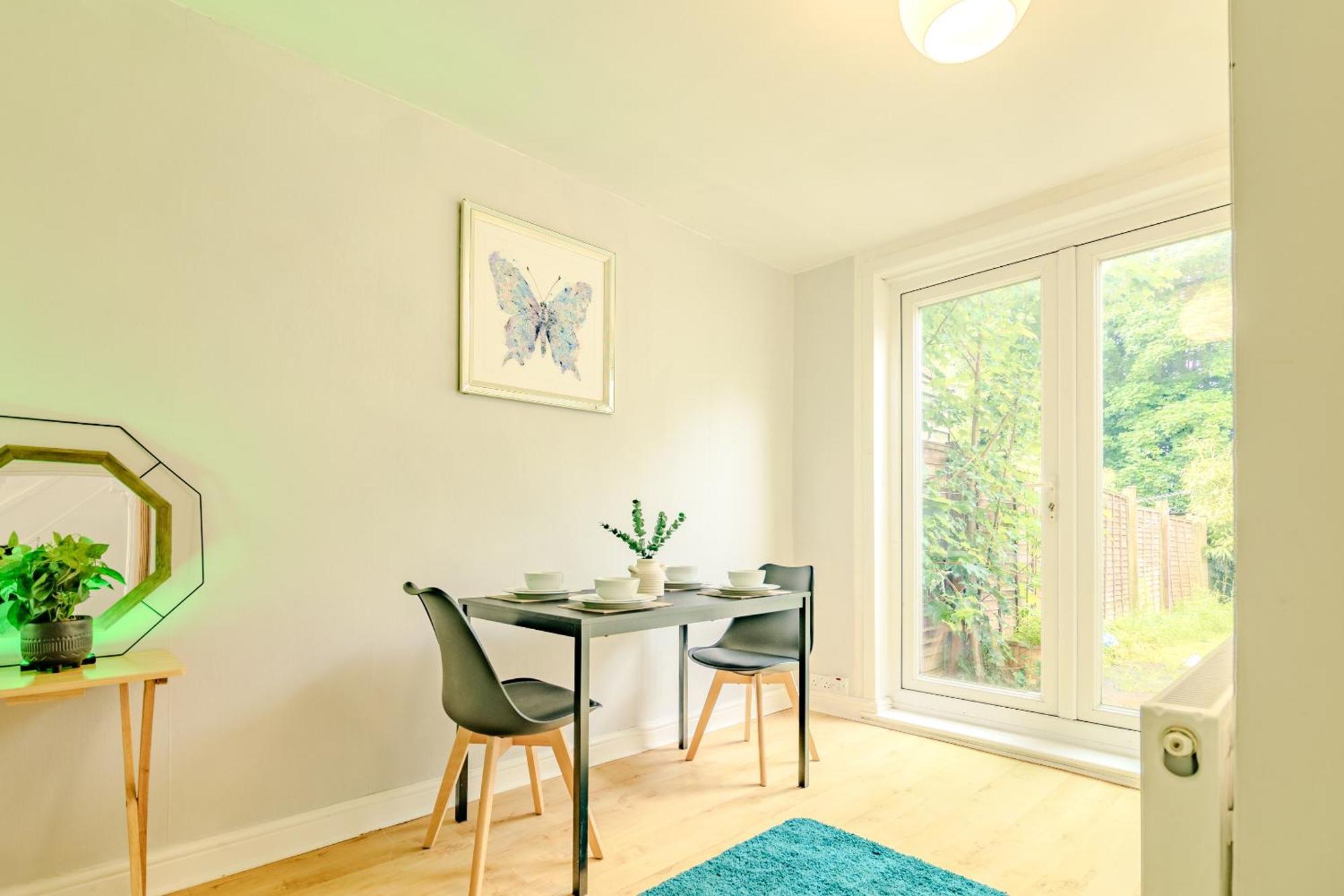 Spacious 6-bed In Coventry, Warwick, West Midlands- Free Parking, Super Fast Wifi Holiday home Coventry