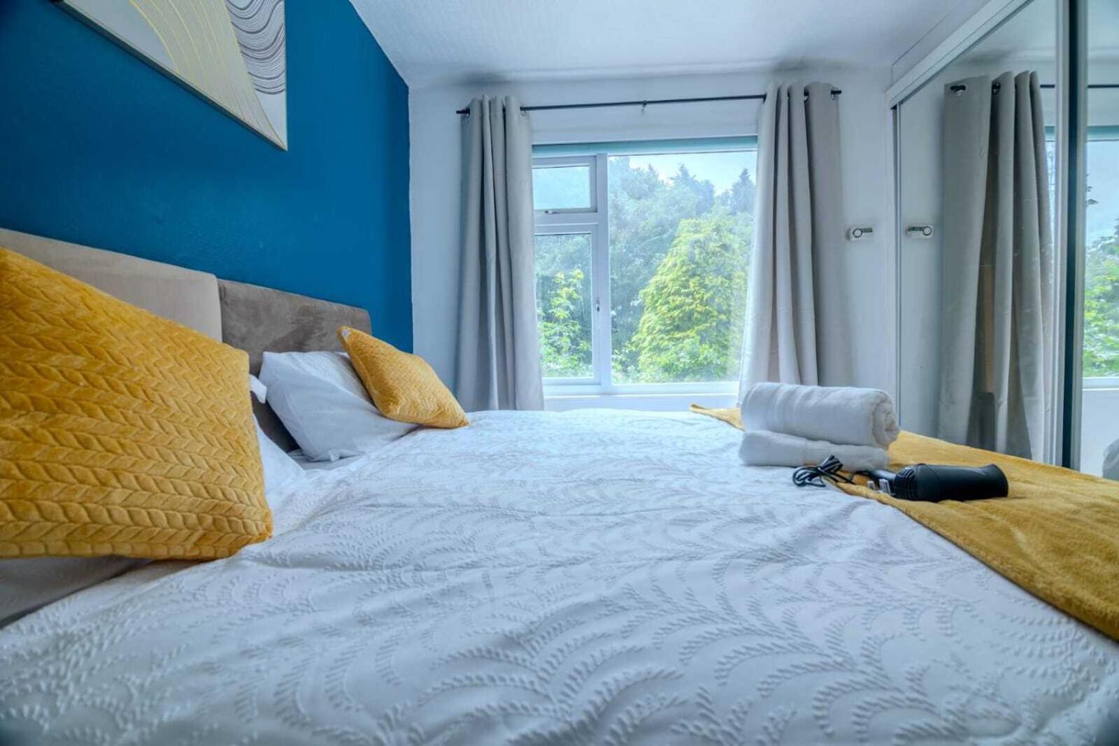 Spacious 6-bed In Coventry, Warwick, West Midlands- Free Parking, Super Fast Wifi Coventry