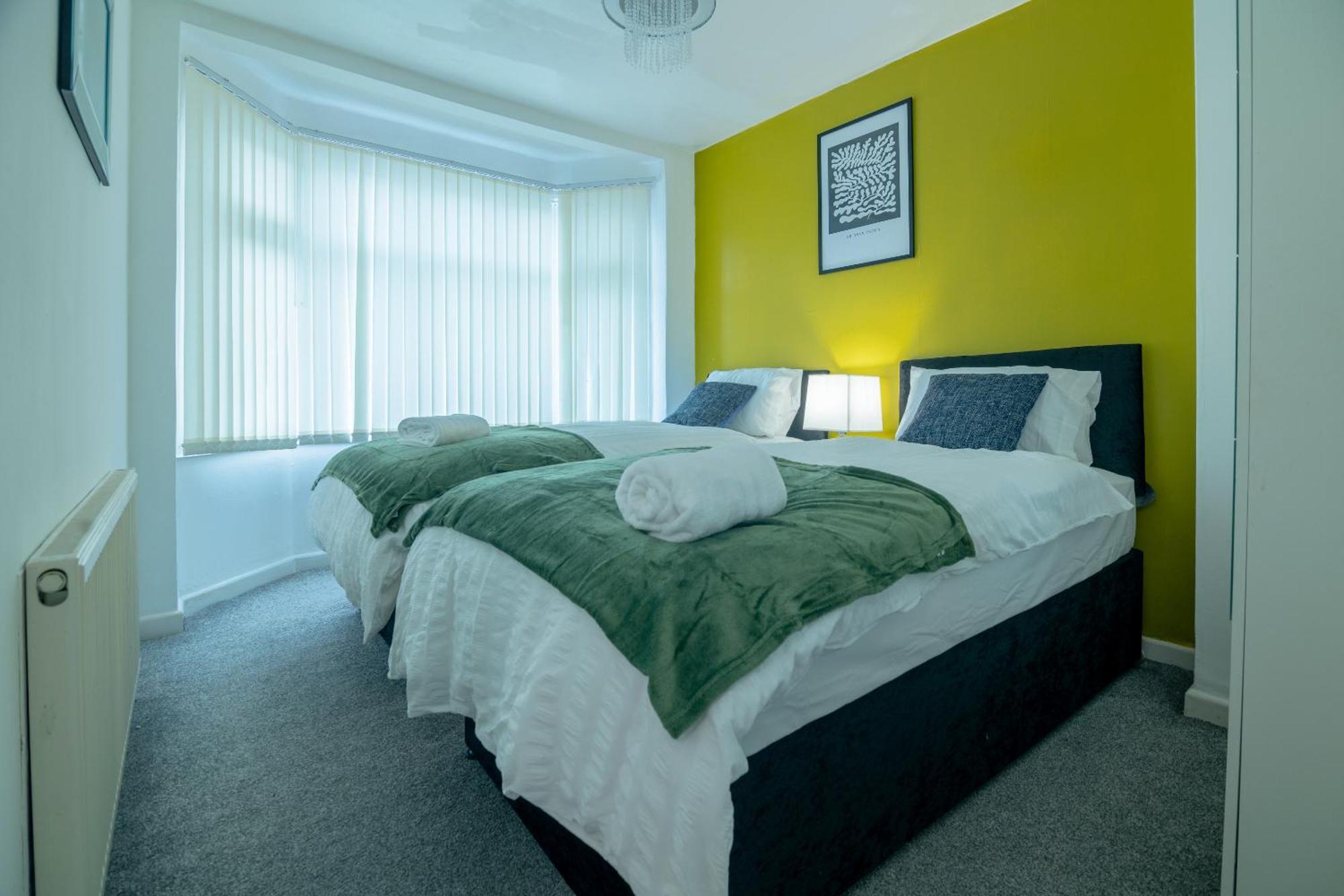 Spacious 6-bed In Coventry, Warwick, West Midlands- Free Parking, Super Fast Wifi Holiday home