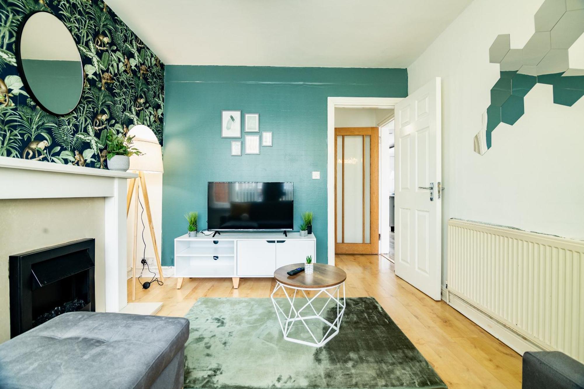 Spacious 6-bed In Coventry, Warwick, West Midlands- Free Parking, Super Fast Wifi Coventry