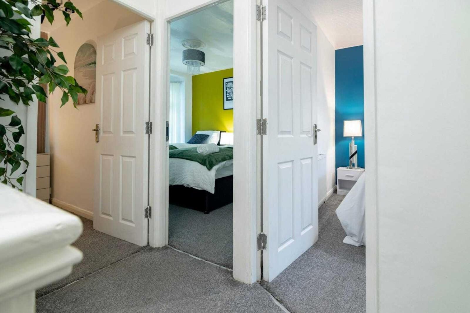 Holiday home Spacious 6-bed In Coventry, Warwick, West Midlands- Free Parking, Super Fast Wifi *