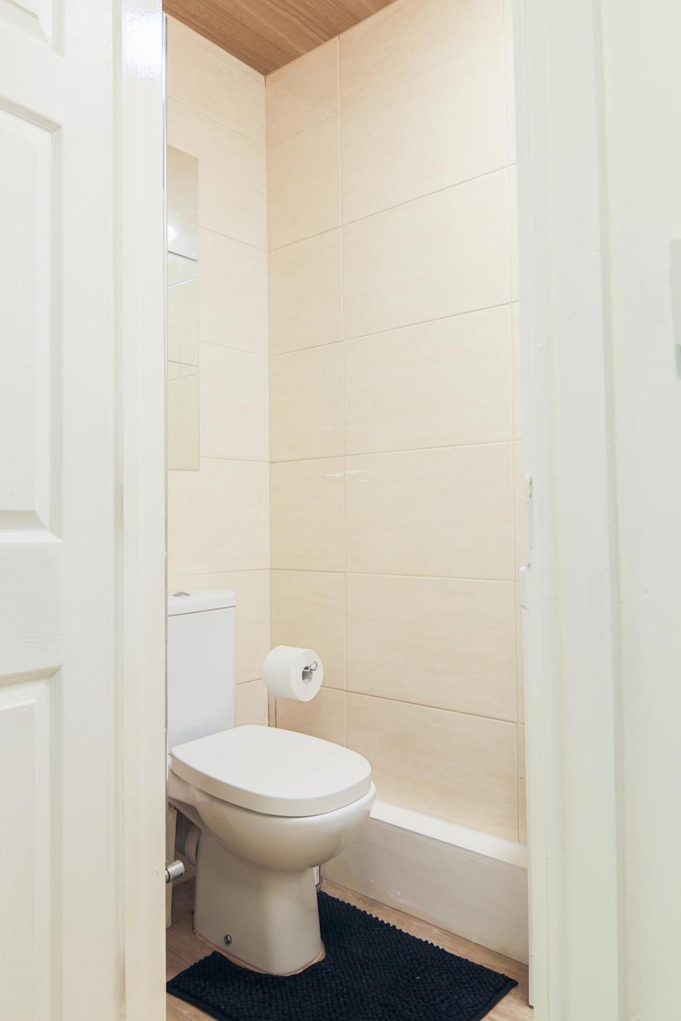 Spacious 6-bed In Coventry, Warwick, West Midlands- Free Parking, Super Fast Wifi Coventry