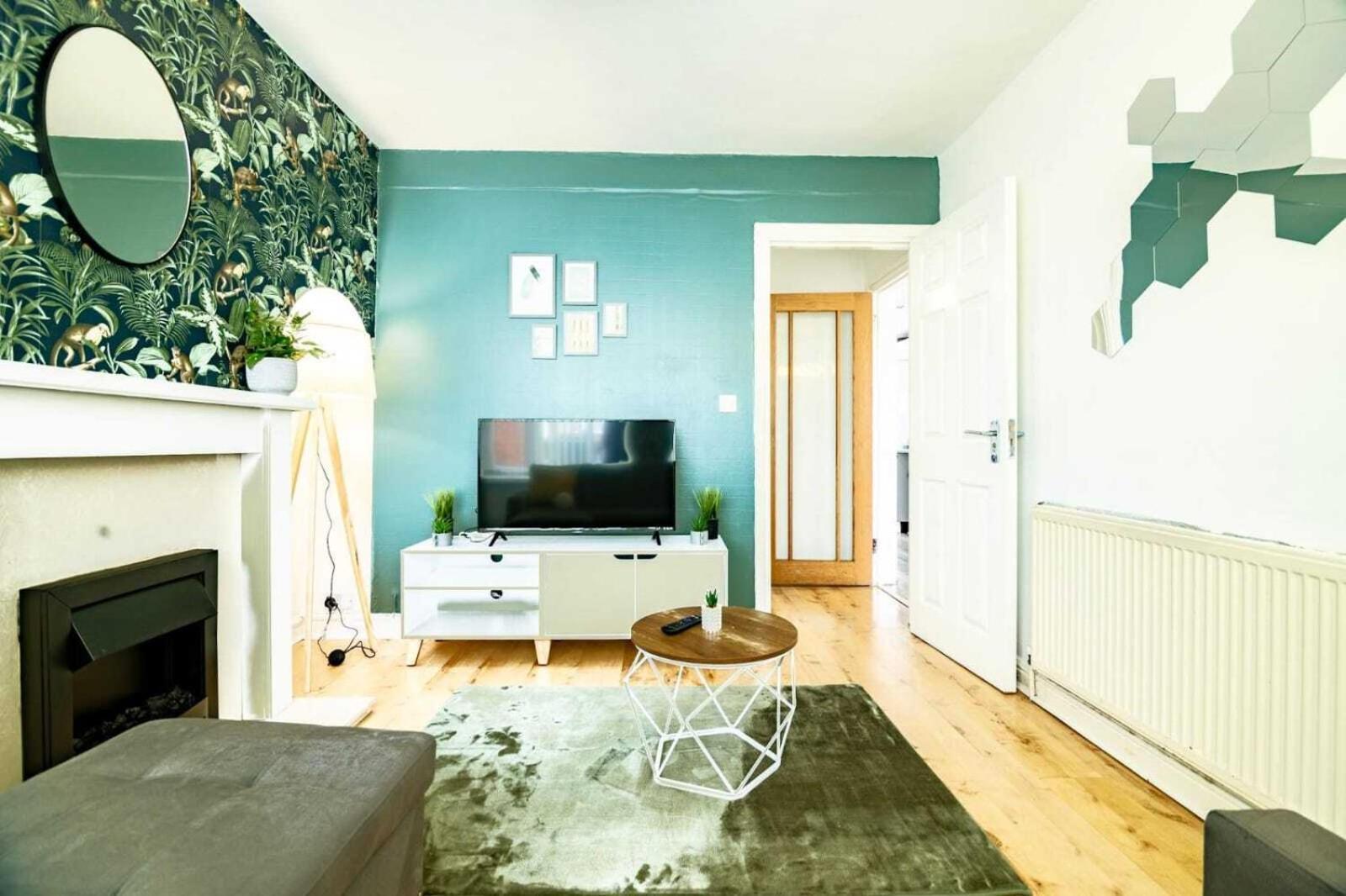 Spacious 6-bed In Coventry, Warwick, West Midlands- Free Parking, Super Fast Wifi