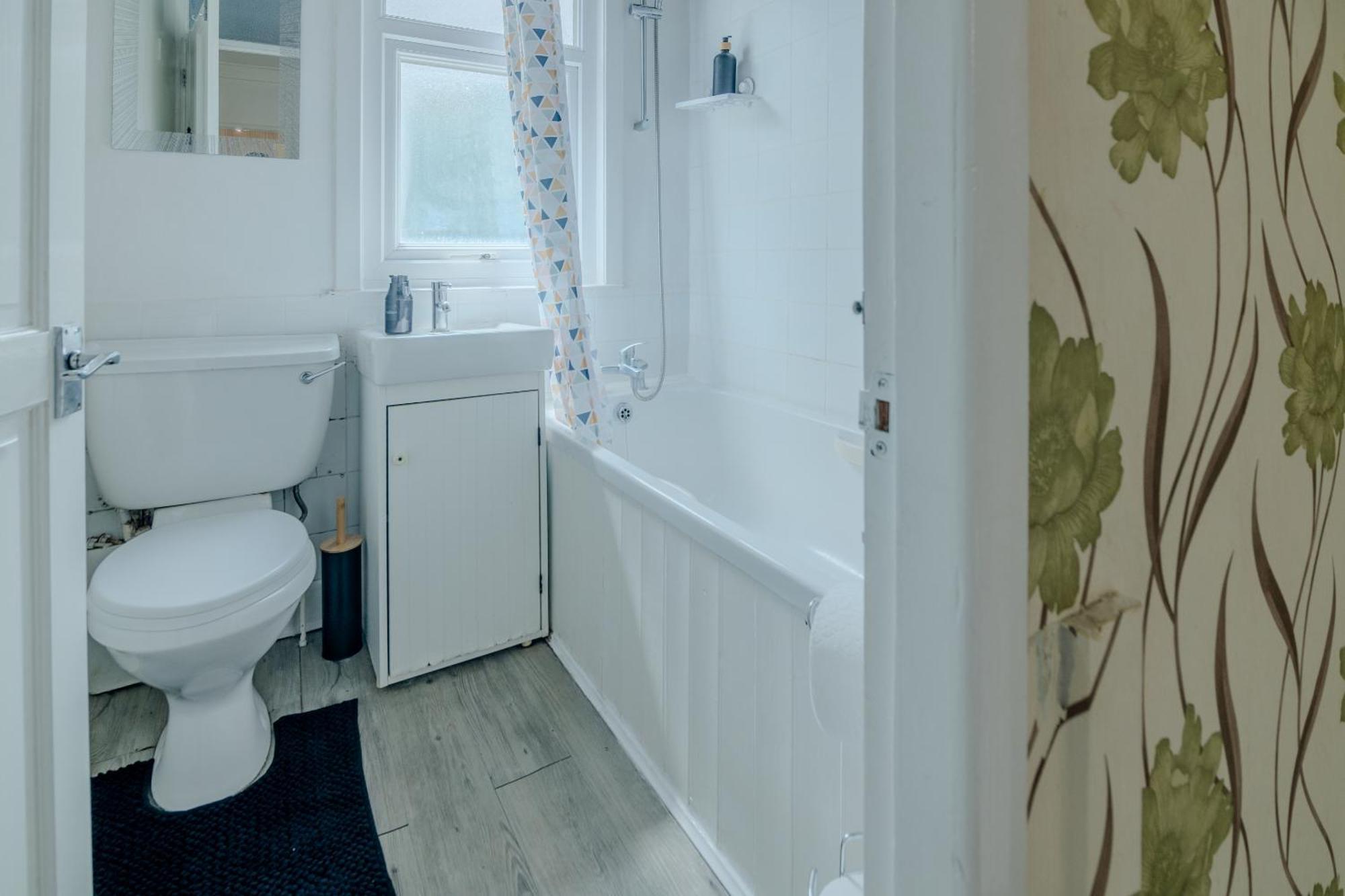 Holiday home Spacious 6-bed In Coventry, Warwick, West Midlands- Free Parking, Super Fast Wifi Coventry
