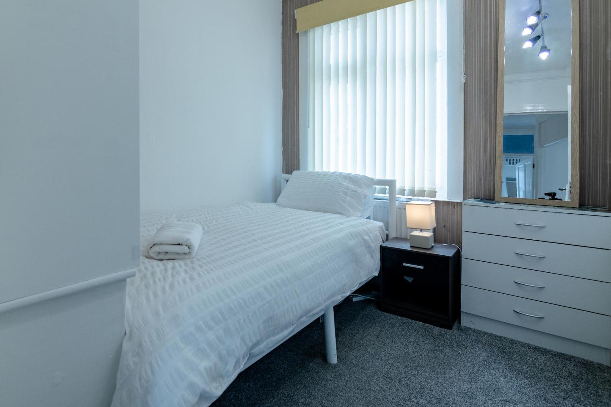 Spacious 6-bed In Coventry, Warwick, West Midlands- Free Parking, Super Fast Wifi * Coventry