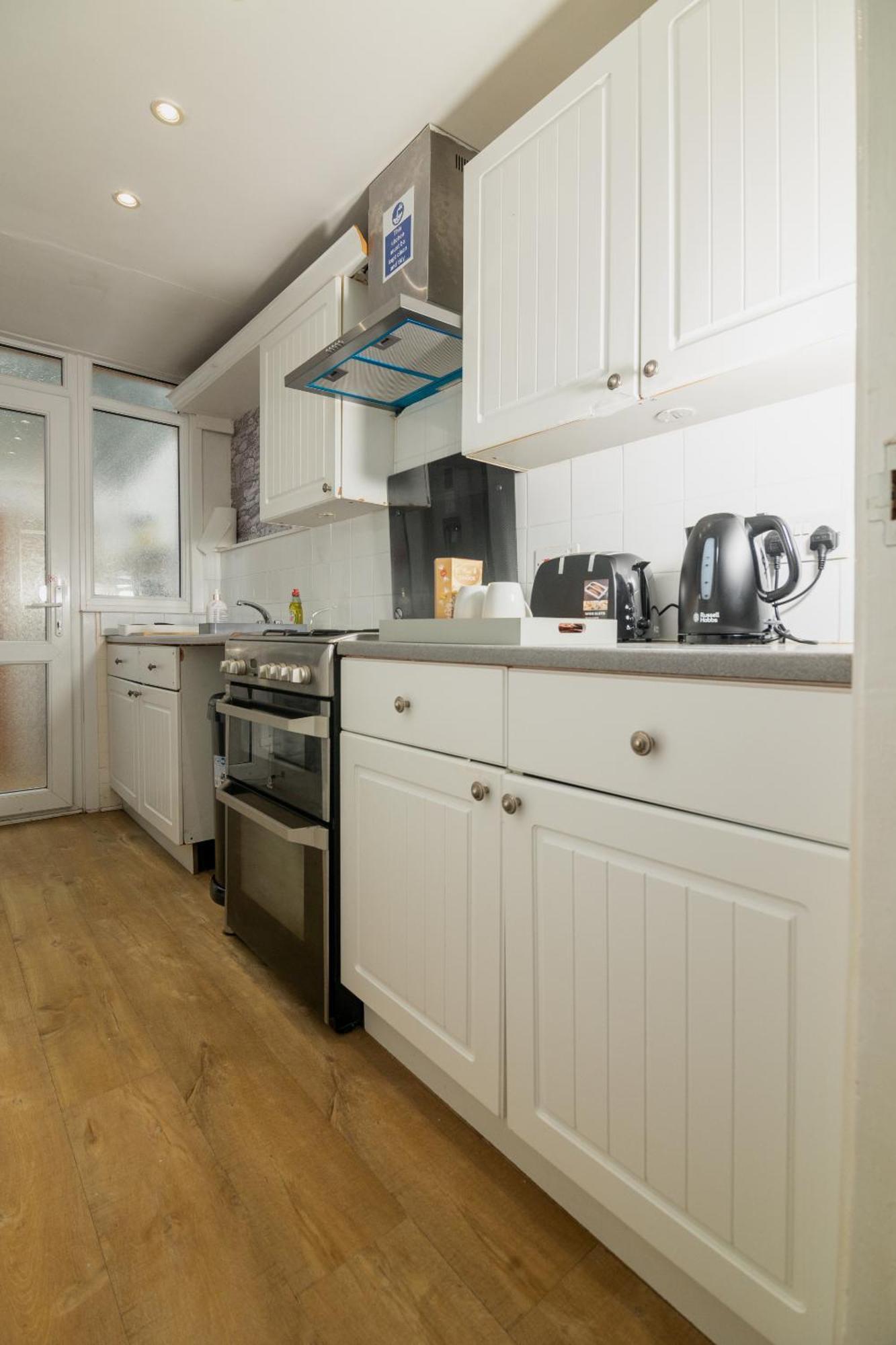 Holiday home Spacious 6-bed In Coventry, Warwick, West Midlands- Free Parking, Super Fast Wifi