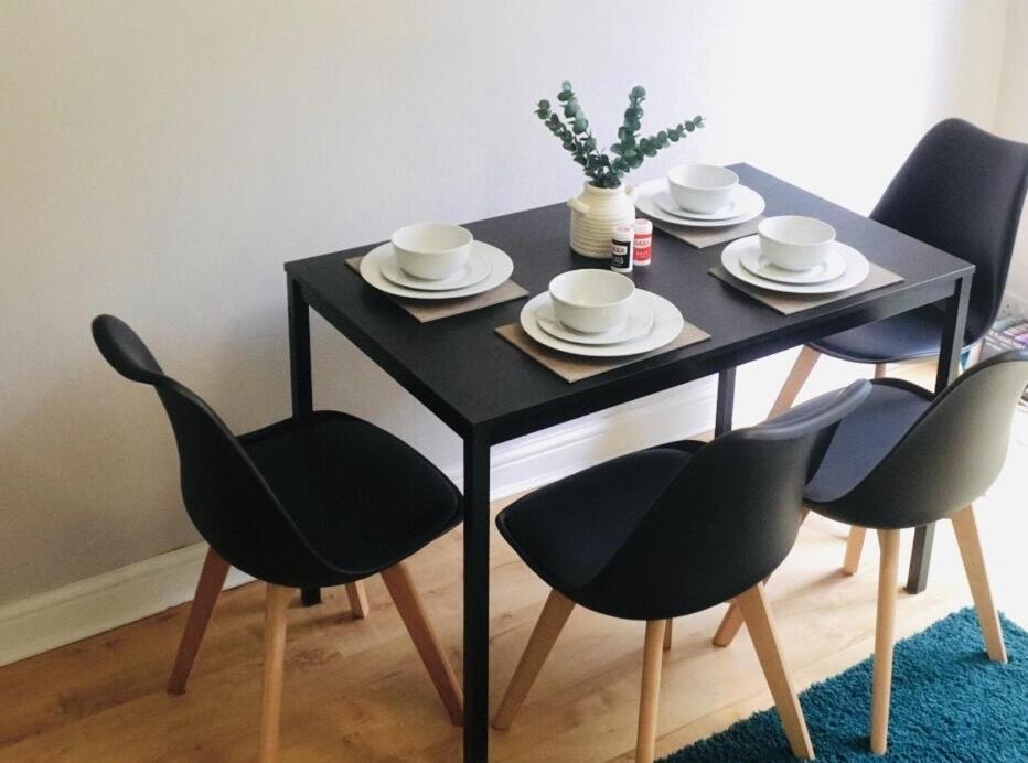 Spacious 6-bed In Coventry, Warwick, West Midlands- Free Parking, Super Fast Wifi Holiday home Coventry