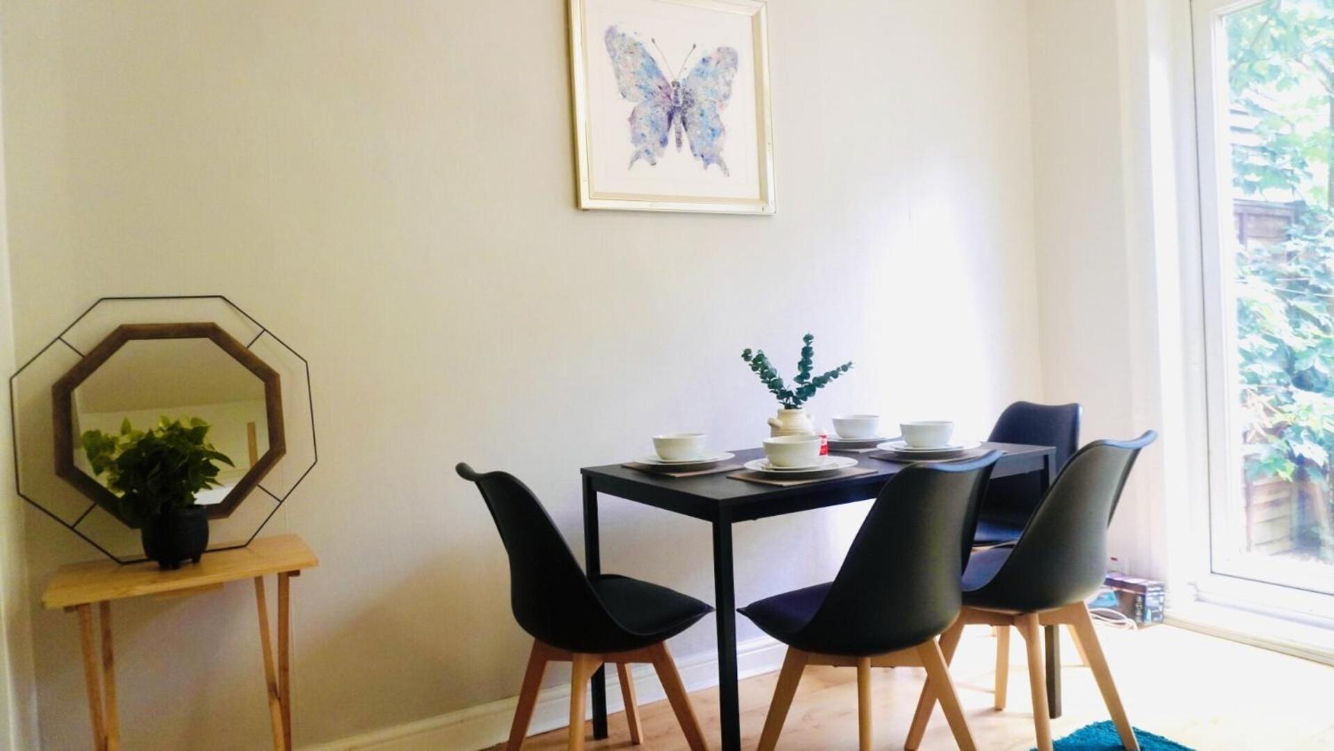 Spacious 6-bed In Coventry, Warwick, West Midlands- Free Parking, Super Fast Wifi Holiday home *
